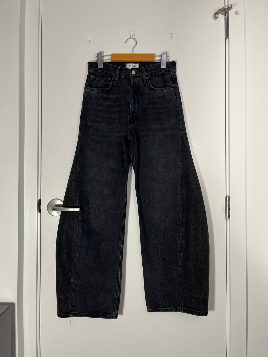 AGOLDE 90s REWORKED SWIRL LEG JEANS IN WASHED BLACKAGOLDE 90s REWORKED SWIRL LEG JEANS IN WASHED BLACK