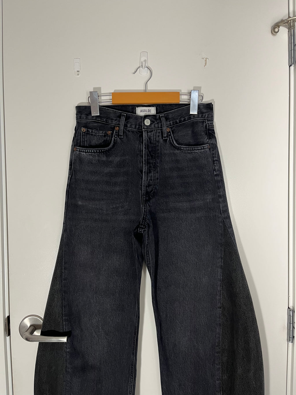 AGOLDE 90s REWORKED SWIRL LEG JEANS IN WASHED BLACKAGOLDE 90s REWORKED SWIRL LEG JEANS IN WASHED BLACK